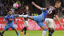 Pemain AC Milan Rodrigo Ely (kanan) berebut bola dengan pemain Napoli Gonzalo Higuain dalam lanjutan liga Italia Seri A di San Siro, Milan, Minggu (05/10/2015). (REUTERS/Giorgio Perottino)
