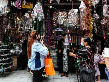 Warga berburu dekorasi dan pernak-pernik Natal di Pasar Asemka, Jakarta, Rabu (16/12/2020). Jelang Natal, masyarakat Ibu Kota yang merayakannya mulai berburu dekorasi dan pernak-pernik, dengan tujuan mempercantik rumah mereka saat perayaan 25 Desember 2020. (Liputan6.com/Johan Tallo)