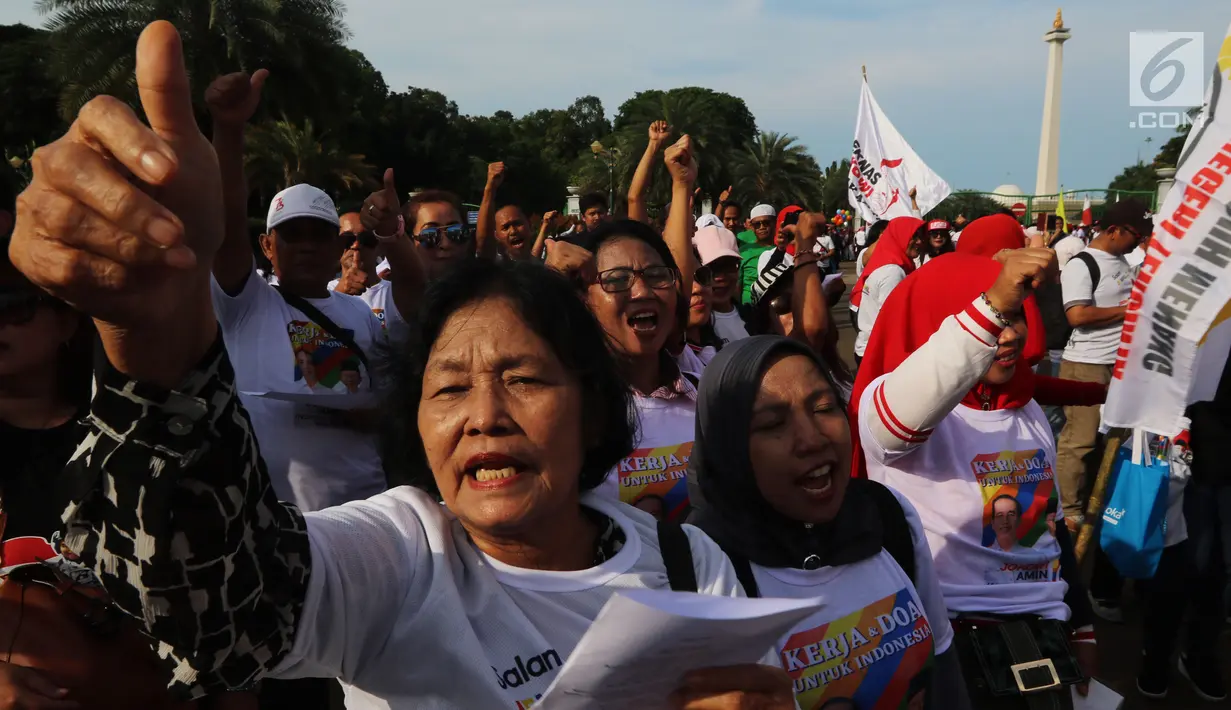Ratusan relawan Jokowi Poros Benhil melakukan aksi damai salam jempol ceria di kawasan Monas, Jakarta, Jumat (11/1). Aksi digelar sebagai antisipasi menghilangkan rasa ketakutan, sara, hoaks, dan premanisme masyarakat. (Liputan6.com/Johan Tallo)
