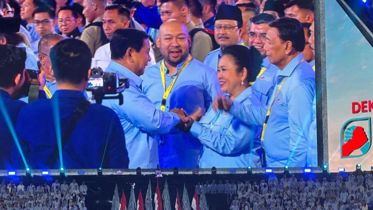 Genggaman Tangan Prabowo Pada Titiek Soeharto di Depan Jenderal Sepuh TNI jadi Sorotan