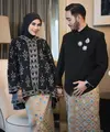 Kali ini Syahnaz kenakan kebaya dengan siluet longgar yang mampu hadirkan tampilan anggun sekaligus nyaman. [Foto: Instagram/ Syahnaz Sadiqah]