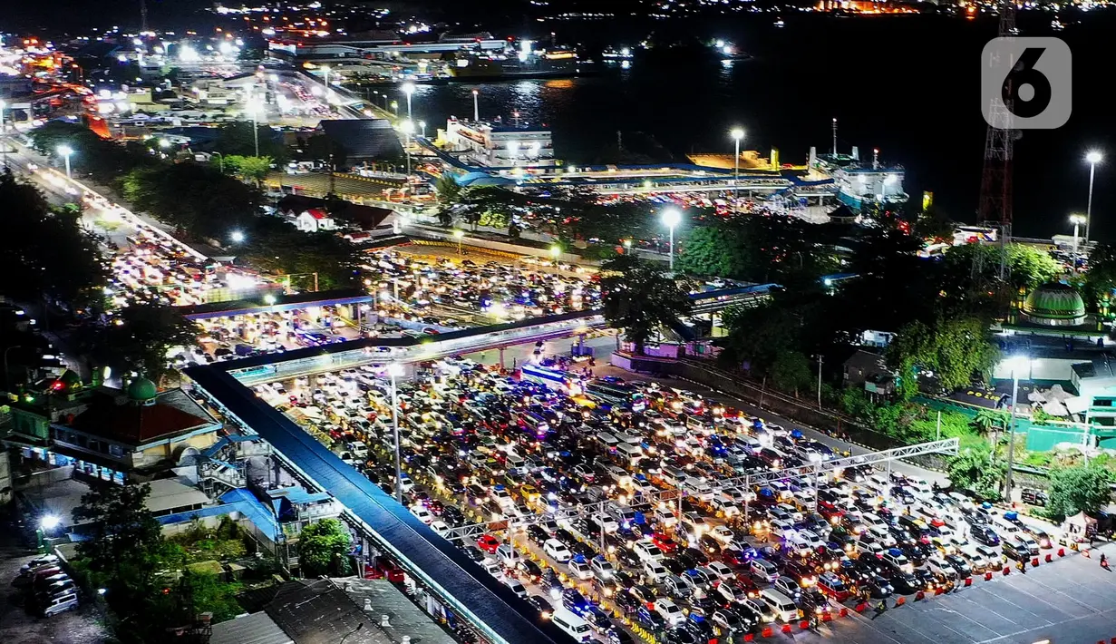 Sebelumnya, PT ASDP Indonesia Ferry (Persero) memprediksi peningkatan puncak arus mudik penumpang dan kendaraan di Pelabuhan Merak, Banten akan terjadi pada malam hari menjelang tiga hari (H-3) Lebaran 2025 atau Hari Raya Idulfitri 1446 Hijriah. (Liputan6.com/Herman Zakharia)