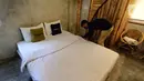 Petugas merapikan kamar di sela-sela konferensi pers peluncuran Urbanview Hotels di Jakarta (29/3/2022). Urbanview Hotels hadir di 25 kota di Indonesia dan juga dilengkapi dengan sertifikasi Hygienepass, hasil inisiasi RedDoorz dengan Ikatan Ahli Kesehatan Masyarakat Indonesia (IAKMI). (Liputan6.com