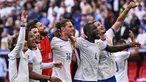 Pemain timnas Prancis merayakan kemenangan di akhir pertandingan babak 16 besar Euro 2024 melawan Belgia di Duesseldorf Arena, Duesseldorf, 1 Juli 2024. (OZAN KOSE/AFP)