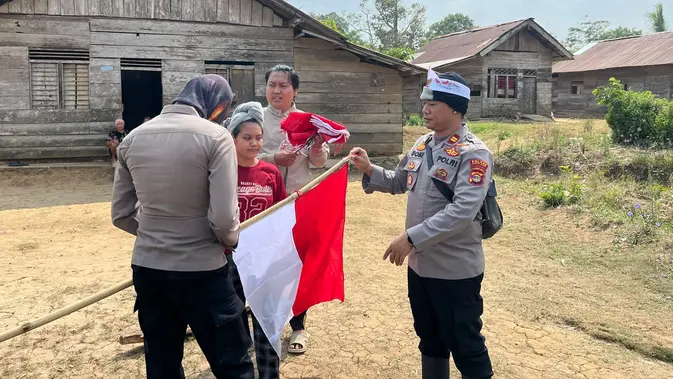 Menunggu Ombak Surut Demi Merah Putih di Pelosok Pesisir Barat