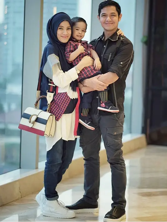 Setelah Icha lulus kuliah, lelaki peraih lima gelar sebagai aktor terbaik itu menyampaikan niatnya kepada perempuan yang selisih 11 tahun itu untuk melamarnya. Setelah itu, Dude menyampaikan niatnya pada ayah Icha. (Instagram/ichasoebandono)