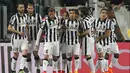 Carlos Tevez bersama rekan-rekannya merayakan gol pertama Juventus ke gawang Lazio (MARCO BERTORELLO / AFP)
