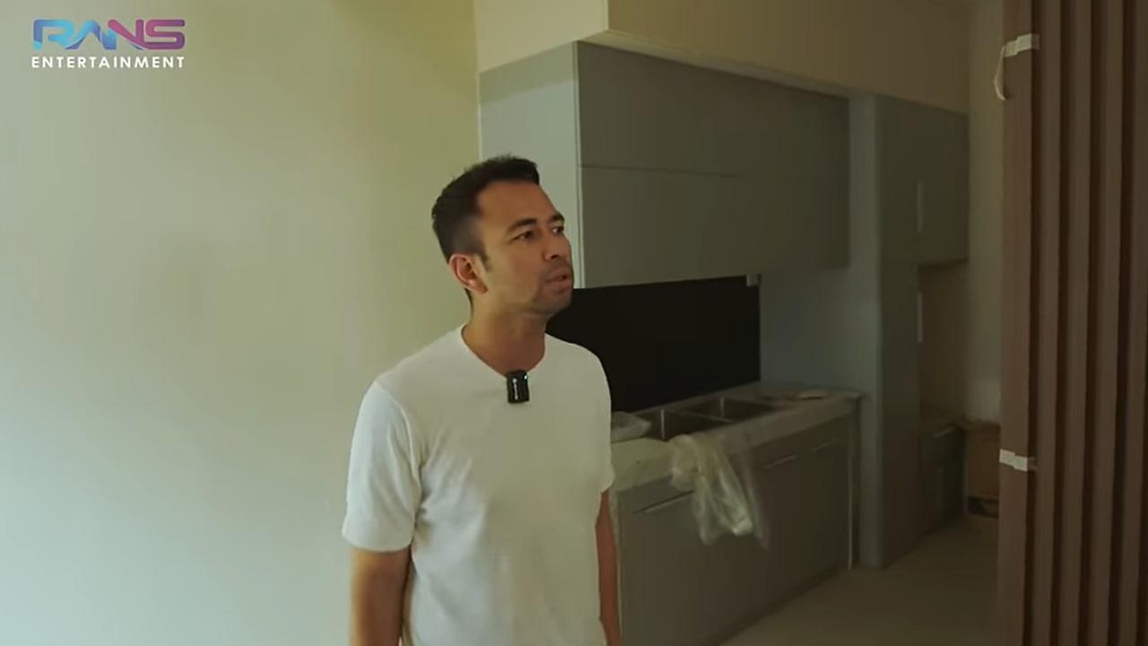 Di balik kekesalannya, Raffi Ahmad memberikan apresiasi kepada dua asistennya yang sudah bisa membeli rumah sendiri.<br>
