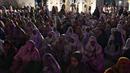 Pada tarawih malam pertama ini, Ustaz Zamhuri Ramli menjadi imam dan ceramah diberikan oleh Imam Besar Masjid Baiturrahman Azman Ismail. (CHAIDEER MAHYUDDIN/AFP)