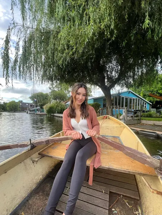 Cara pakai legging untuk gaya sporty estetik ala Karen adalah padukan dengan crop top dan outerwear panjang (Foto: Instagram @karbearv)