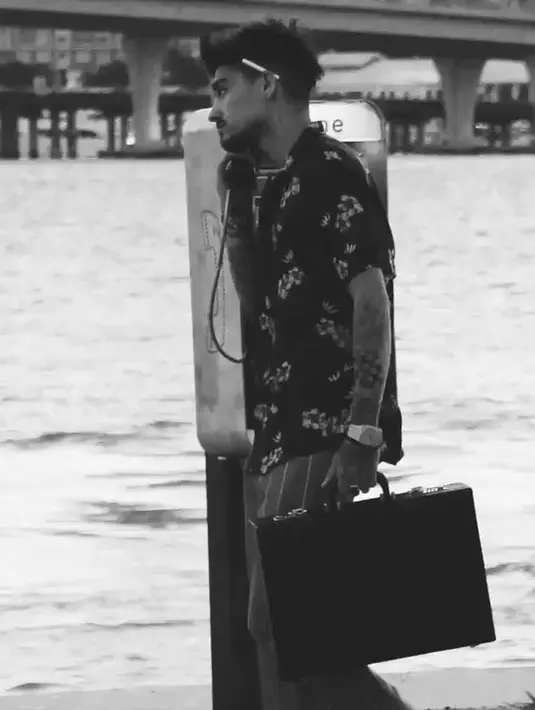 Selain itu ada hal yang lebih mengejutkan, yakni Zayn menolak untuk melakukan tur. Padahal, seperti yang diketahui bahwa lagu-lagu Zayn cukup laku di pasaran. Penolakan tur itu cukup disayangkan. (Instagram/zaynmalik)