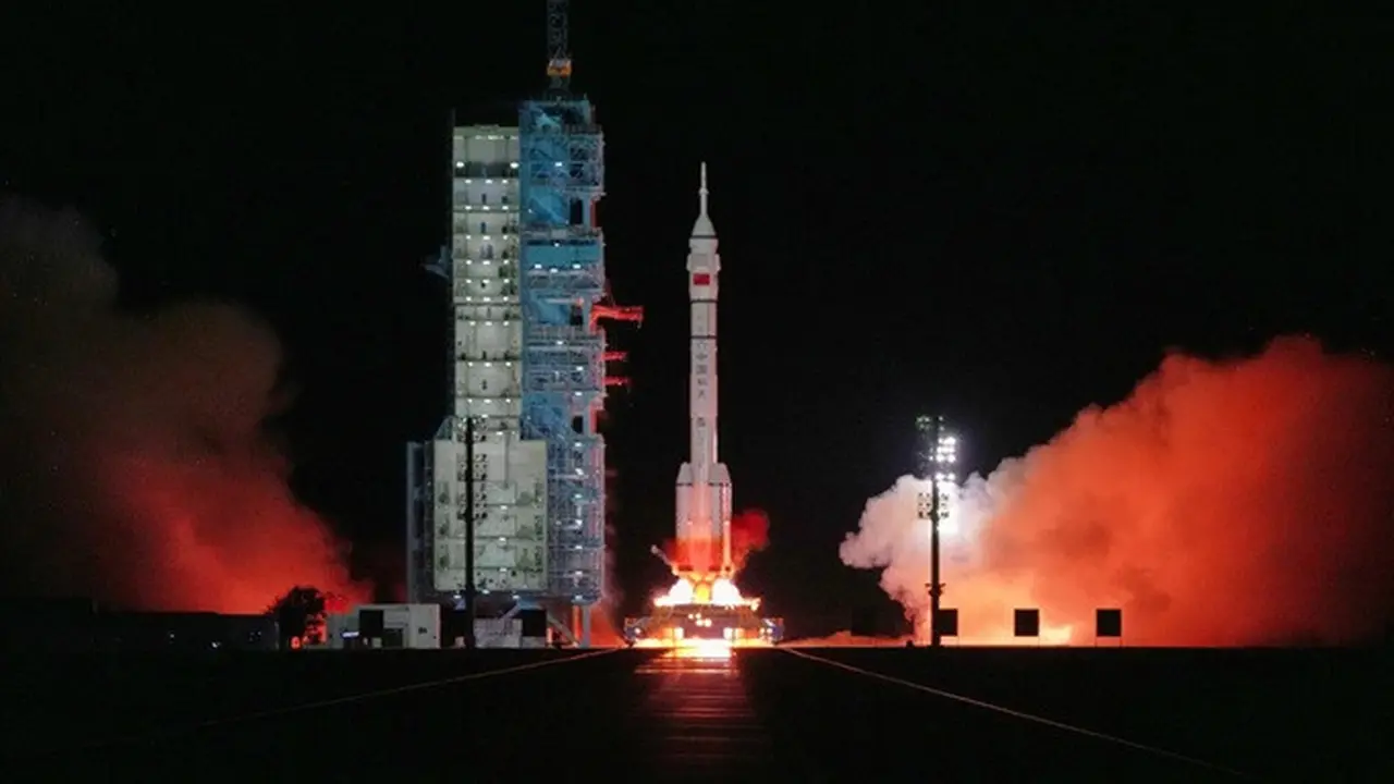 Roket Long March-2F milik Tiongkok yang membawa tiga astronaut untuk misi angkasa luar berawak Shenzhou-21 lepas landas dari Pusat Peluncuran Satelit Jiuquan di Jiuquan, wilayah barat laut Tiongkok, Jumat (31/10/2025).