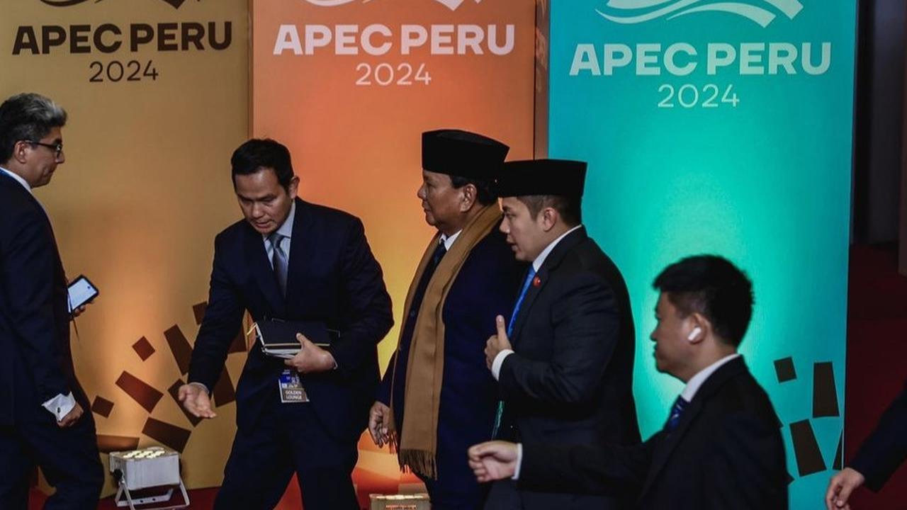 Aksi Sigap Mayor TNI Teddy Rapikan Syal Prabowo Depan Pemimpin Dunia di KTT APEC