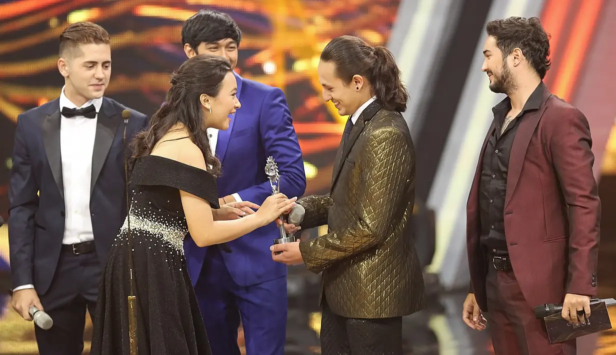 Dylan Carr pun memberikan piala SCTV Awards yang disambut oleh tawa bahagia Megan Domani dan riuh tepuk tangan penonton malam itu. (Bambang E Ros/Bintang.com)