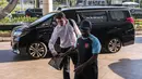 Legenda Manchester City, Shaun Wright-Phillips (kanan) berjalan ke luar dari mobil saat berkunjung ke SCTV Tower di Senayan, Jakarta, Kamis (28/09/2023). (Bola.com/Bagaskara Lazuardi)
