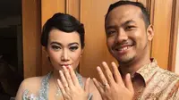 Ratu Felisha dan kekasihnya memamerkan cincin lamaran (Instagram/@ratufelisha)