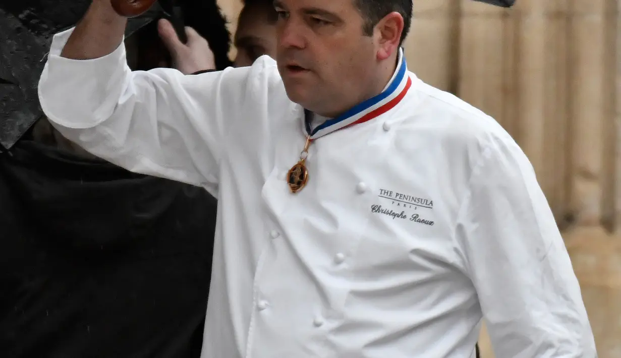 Koki Prancis Christophe Raoux tiba menghadiri upacara pemakaman master koki asal prancis Paul Bocuse di Katedral Saint-Jean di Lyon, Prancis tengah, (26/1). (AFP Photo/Jeff Pachoud)