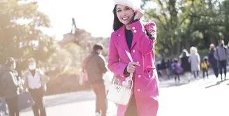 Mengawali tahun baru Imlek, Sandra Dewi memakai coat fuchsia saat liburan ke Jepang. [@sandradewi88]