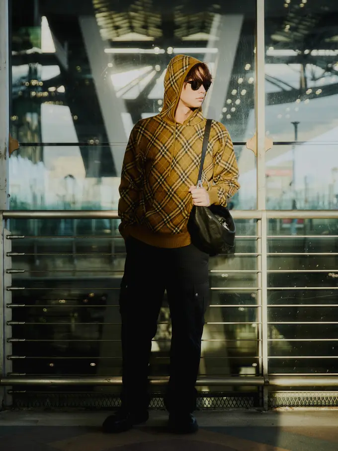 Potret Bright Vachirawit Tampil Memukau Serba Burberry di Suvarnabhumi Airport Menuju Jakarta