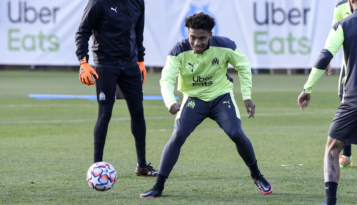 Gelandang Marseille, Boubacar Kamara saat mengikuti sesi latihan di Marseille (24/11/2020). Marseille akan bertanding melawan Porto pada Grup C Liga Champions di Stade Orange Velodrome. (AFP/Nicolas Tucat)