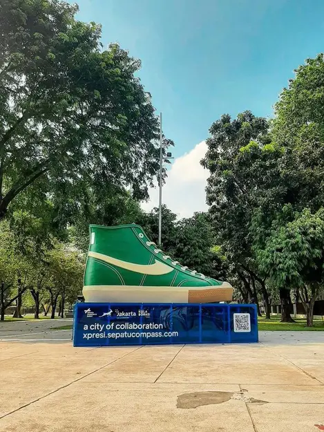 Viral Ini Fakta Fakta Tentang Tugu Sepatu Yang Kena Vandalisme Tak Lama Berdiri Di Pinggir Jalan Sudirman Info Fimela Com