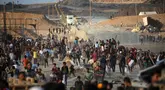 Warga Palestina berkumpul di titik distribusi bantuan yang didirikan oleh Yayasan Kemanusiaan Gaza (GHF) di dekat kamp pengungsi Nuseirat, Jalur Gaza Tengah pada 25 Juni 2025. (Eyad BABA/AFP)