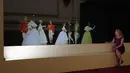 Sebuah layar memproyeksikan ruang dansa sebagai bagian dari pameran di Istana Buckingham, London, Rabu (17/7/2019). Pameran yang dibuka pada 20 Juli tersebut menandai peringatan 200 tahun kelahiran Ratu Victoria. (AP Photo/Frank Augstein)