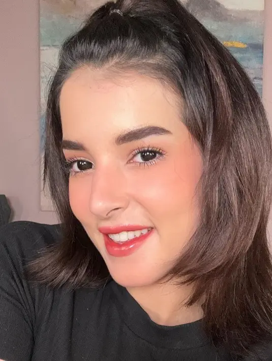 Terbaru, wanita 31 tahun ini mencuri perhatian dengan gaya makeup-nya yang bikin terlihat lebih muda 10 tahun.