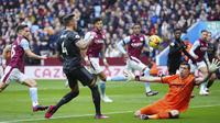 Pemain Arsenal, Ben White (kiri) berusaha menjebol gawang Aston Villa yang dijaga Emilliano Martinez pada pertandingan pekan ke-24 Premier League 2022/2023 yang berlangsung di Villa Park, Sabtu (18/2/2023). Arsenal meraih kemenangan dramatis atas Aston Villa 4-2 setelah dua gol Arsenal tercipta dipenghujung laga. (AP Photo/Jon Super)