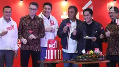Ketua Tim Kampanye Nasional (TKN), Erick Thohir pada peluncuran suvenir pasangan Calon Presiden dan Wakil Presiden, Jokowi-Ma’ruf Amin di Jakarta Pusat, Jumat (25/1). Suvenir Paslon 01 yang dijual mulai dari pakaian hingga helm (Liputan6.com/Angga Yuniar)