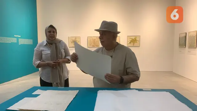 Seniman asal Qatar, Yousef Ahmad saat memperlihatkan kertas sebagai medium berkarya