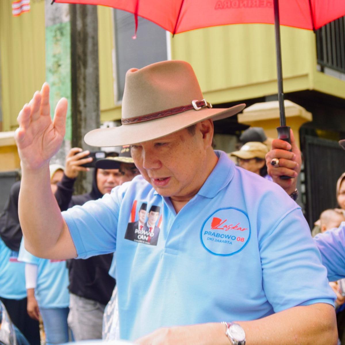 Presidium Relawan Prabowo Subianto (PRPS) dan adik kandung calon presiden (capres) nomor urut 02 Prabowo Subianto, Hashim Djojohadikusumo menyambangi Desa Pantai Bahagia, Kecamatan Muara Gembong, Kabupaten Bekasi, Jawa Barat pada Rabu 17 Januari 2024.