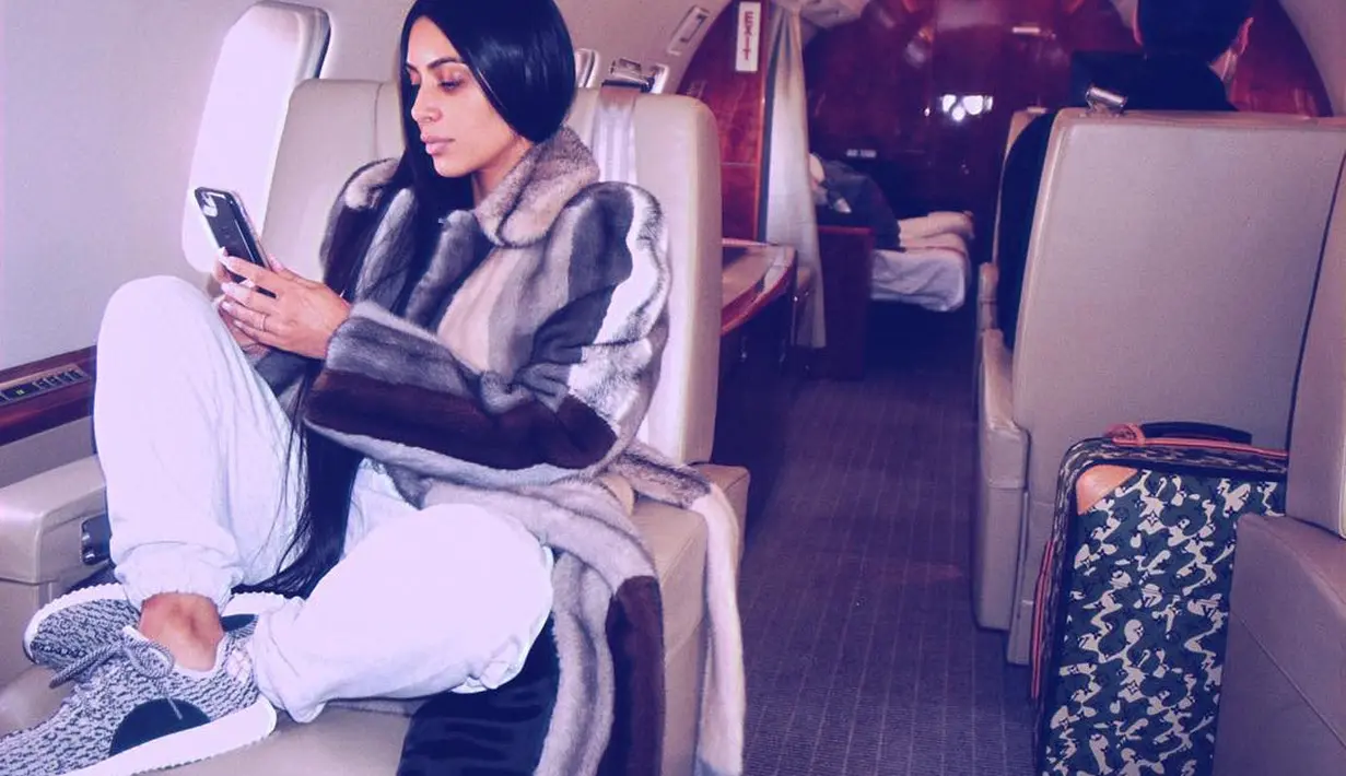 Sambil main handphone di jetnya, Kim Kardashian tetap memilih untuk fashionable nih! Mana gaya favoritemu? (instagram/kimkardashian)