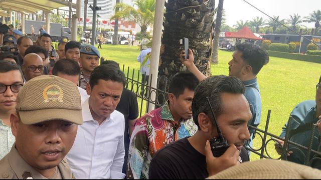 Wakil Ketua Komisi III DPR RI Habiburokhman menemui massa pendemo di depan Gedung DPR RI, Senayan Jakarta.