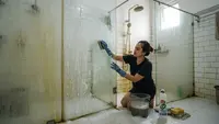 Cara Membersihkan Kerak Kamar Mandi Membandel dengan Bahan Alami hingga Pembersih Khusus