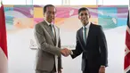 Presiden Indonesia Joko Widodo atau Jokowi (kiri) berjabat tangan dengan Perdana Menteri Inggris Rishi Sunak saat pertemuan bilateral mereka selama KTT G7 di Hiroshima, Jepang, Sabtu (20/5/2023). (Stefan Rousseau/Pool Photo via AP)
