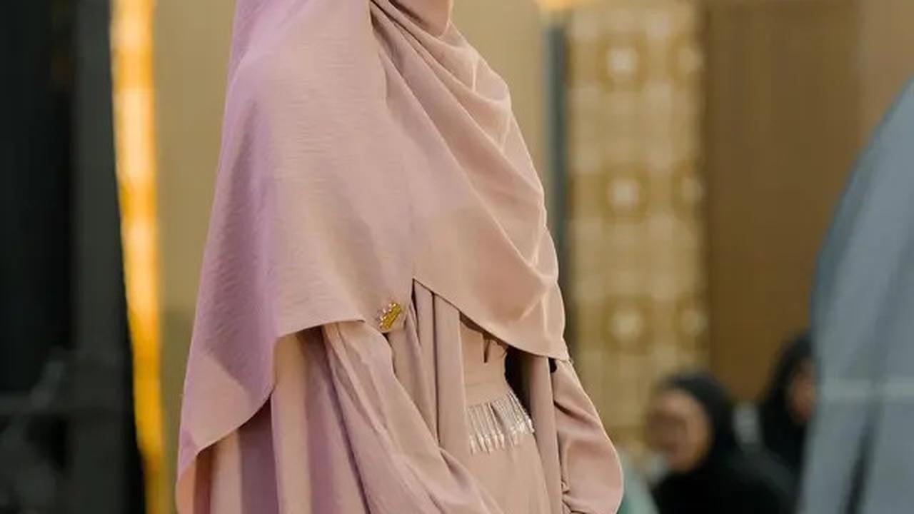 7 Gaya Muslimah Syifa Hadju, Tampil Menawan dan Memukau dengan Hijab