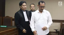 Kepala Kanwil Kemenag Jawa Timur, Haris Hasanuddin yang juga tersangka dugaan pemberian suap kepada anggota DPR Romahurmuziy (kanan) usai menjalani sidang pembacaan dakwaan di Pengadilan Tipikor, Jakarta, Rabu (29/5). (Liputan6.com/Helmi Fithriansyah)