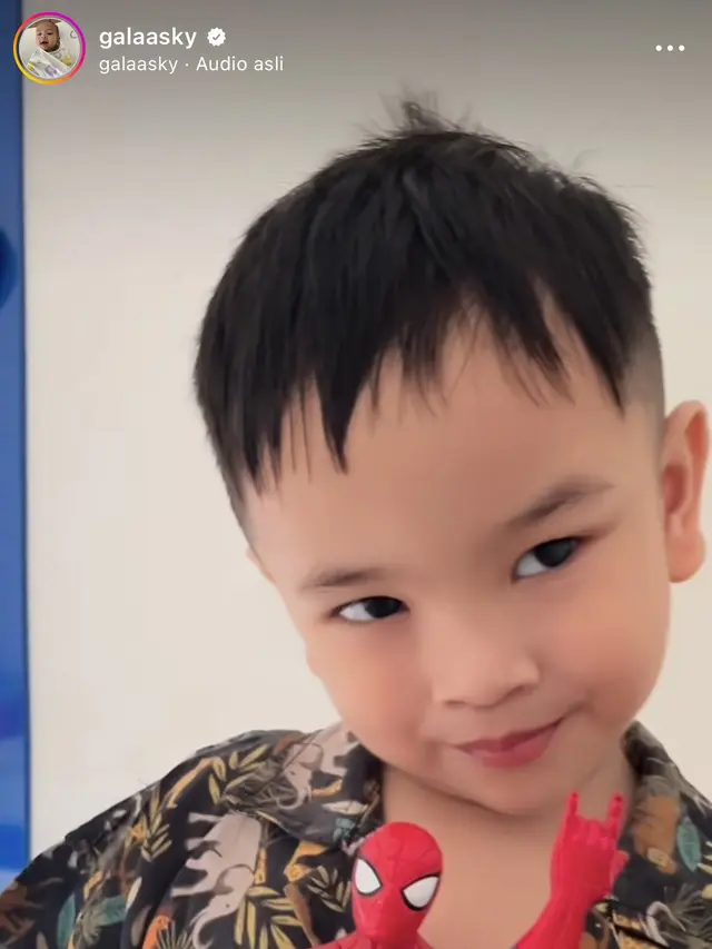 Potret Gala setelah potong rambut pada postingan Instagram/@galaasky