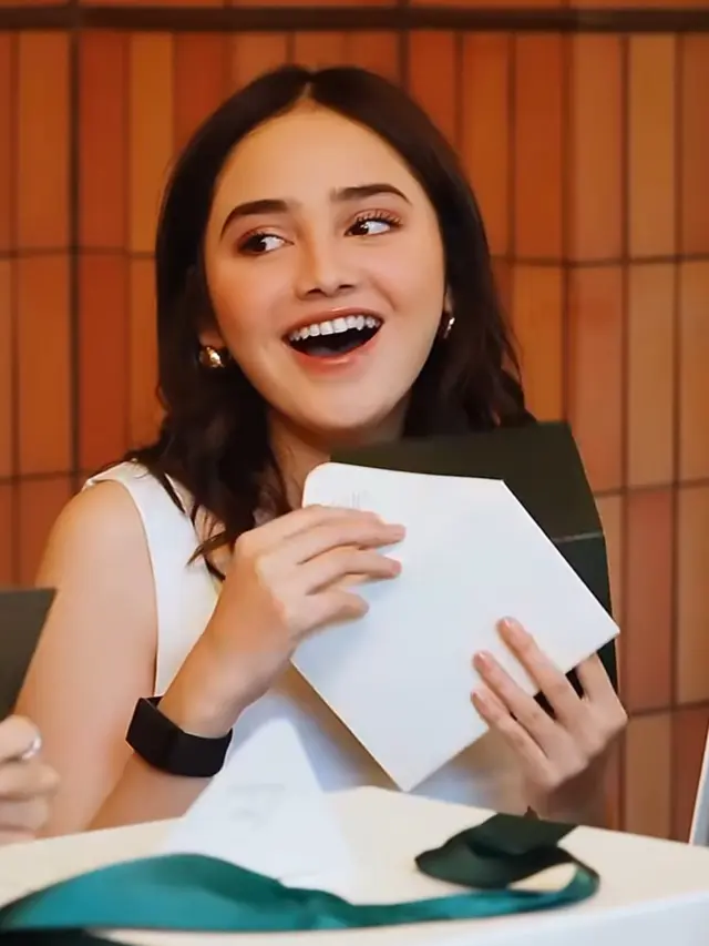 Makeup Syifa Hadju yang flawless. [@shabrinaaluna]