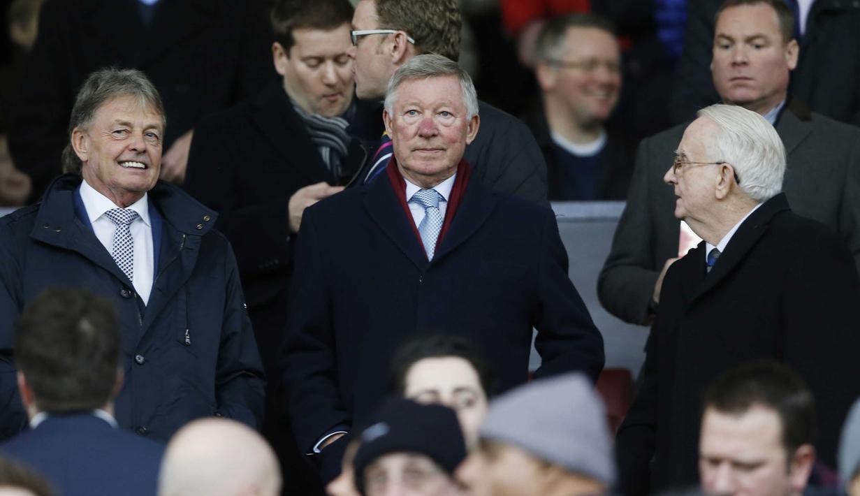 Sir Alex Ferguson hadir pada lanjutan Liga Premier Inggris di Stadion Old Trafford, Sabtu (02/01/2016). Manchester United menang 2-1. (Reuters/Carl Recine)