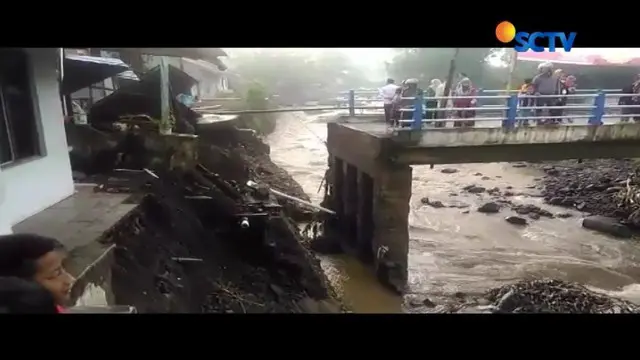 Aktivitas warga di Brebes, Jawa Tengah, terganggu akibat jembatan yang melintang di Sungai Erang terputus, pasca ditejang banjir bandang.
