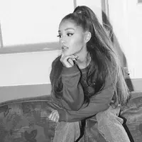 Penembakan yang terjad di Las Vegas baru-baru ini membuat banyak pihak merasa sedih. Terlebih saat melihat korban yang berjatuhan akibat dari insiden mengerikan itu. Kejadian ini juga membuat beberapa pihak terguncang. (Instagram/arianagrande)