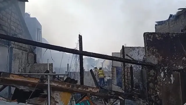 Kebakaran melanda dua RT di Jalan Juraganan 1 nomor 49 RT 12 dan 13/RW 012, Grogol Utara, Kebayoran Lama, Jakarta Selatan, Minggu (20/7/2025).