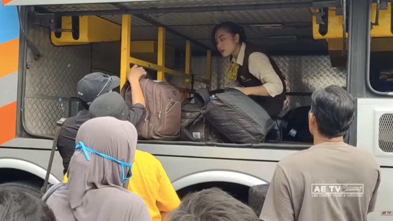 Seperti melansir dari tayangan unggahan saluran Youtube AE Tv Channel, ketangguhan Wulan terlihat dari sikap tegasnya saat merapikan barang bawaan para penumpang. <br>
