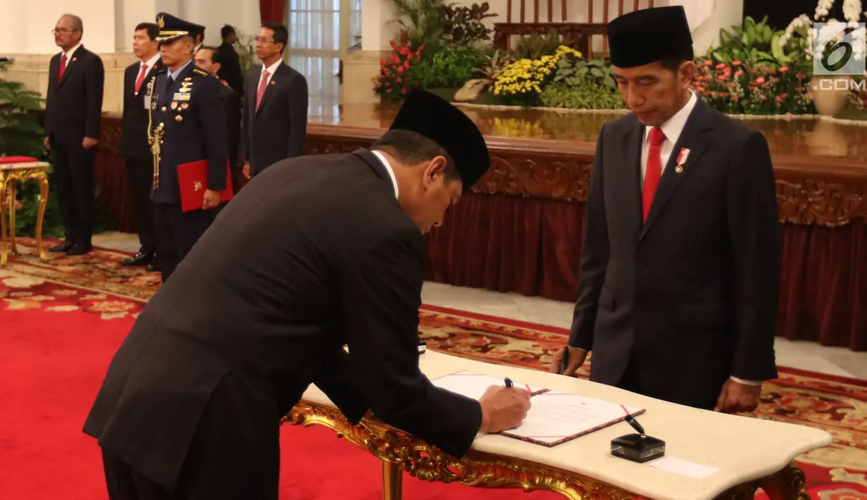 Letjen Doni Monardo disaksikan Presiden Joko Widodo menandatangi berkas pelantikan sebagai Kepala Badan Nasional Penanggulangan Bencana (BNPB) di Istana Negara, Rabu (9/1). Doni Monardo menggantikan Willem Rampangilei. (Liputan6.com/Angga Yuniar)