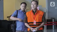 Mantan Presiden Direktur PT Lippo Cikarang Bartholomeus Toto usai menandatangani berkas perpanjangan penahanan untuk 40 hari ke depan di Gedung KPK, Jakarta, Jumat (6/11/2019). Toto merupakan tersangka dalam kasus dugaan suap perizinan proyek pembangunan Meikarta di Bekasi. (merdeka.com/Dwi Narwoko)