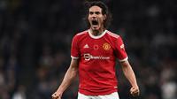 Edinson Cavani didatangkan ke Old Trafford pada musim 2020/2021. Sempat menjadi tulang punggung lini serang MU, Cavani mulai terpinggirkan setelah kedatangan Cristiano Ronaldo. Namun, penyerang 34 tahun itu juga beberapa kali sukses ketika menjadi opsi duet sang bintang. (AFP/Glyn Kirk)