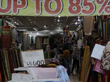 Pengunjung melihat-lihat di salah satu pertokoan kawasan Pasar Baru, Jakarta, Sabtu (14/8/2021). Pemerintah resmi menanggung PPN 10 persen atas sewa toko atau gerai para pedagang eceran (sewa toko bebas PPN) untuk mendorong dunia usaha bertahan dari krisis pandemi. (Liputan6.com/Faizal Fanani)