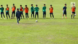 Timnas Indonesia U-19 jalani sesi latihan di Stadion Padonmar, Yangon, Jumat (9/9). Dalam sesi latihan, skuad Garuda Nusantara digenjot untuk transisi pemain dan melepas tembakan jarak jauh. (Liputan6.com/Yoppy Renato)